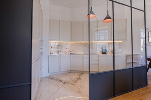 Een koelkast, een microgolfoven, een oven, een kookplaat