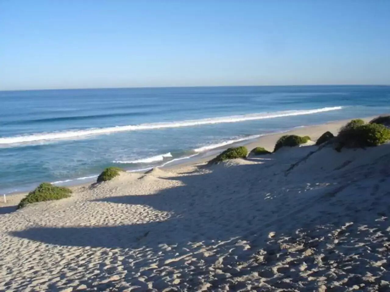 Playa en los alrededores, camastros y toallas de playa 
