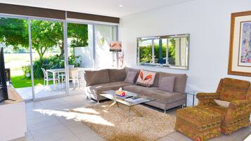 Smart TV, libros, videoteca, oficina