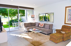 Smart-TV, Bücher, Videothek, Arbeitsbereiche