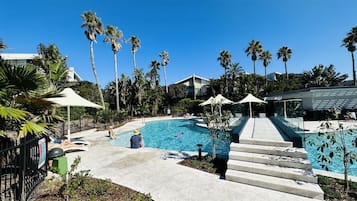 Una piscina techada, una piscina al aire libre