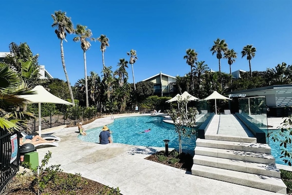 Een binnenzwembad, een buitenzwembad