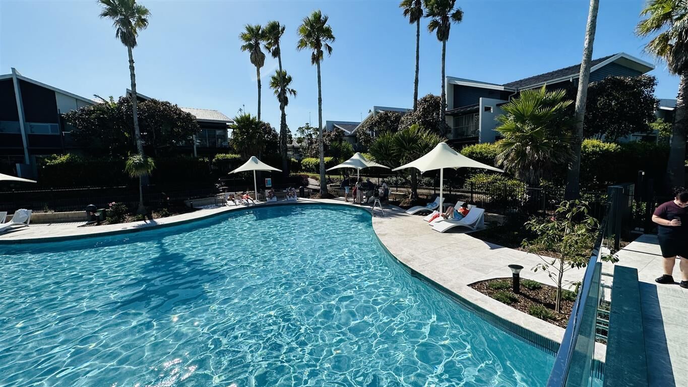 Een binnenzwembad, een buitenzwembad