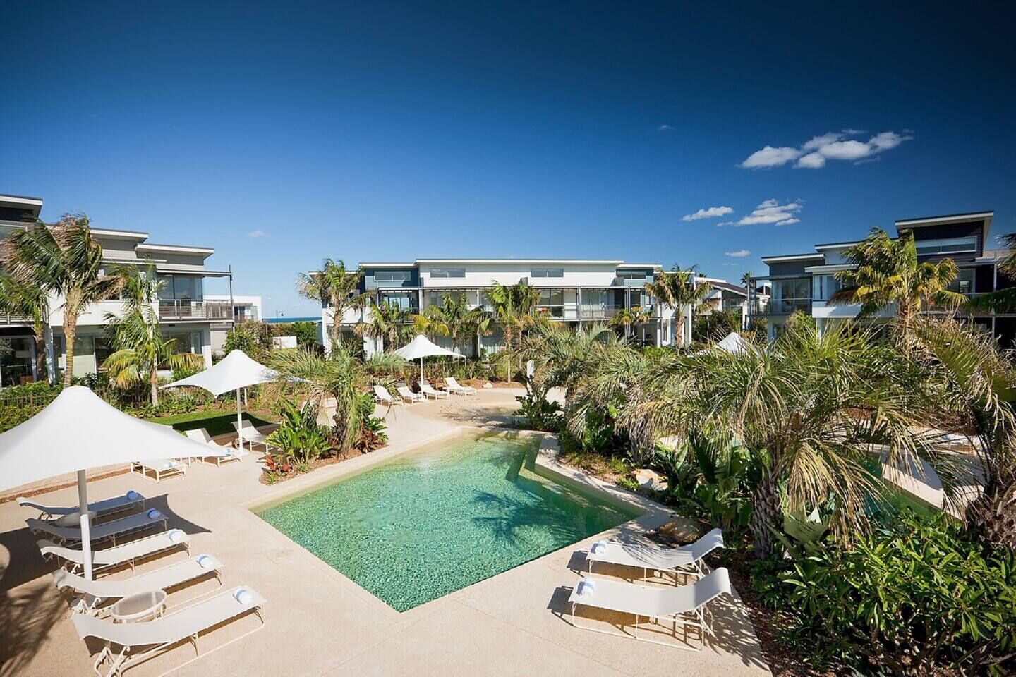 Alberca techada y alberca al aire libre