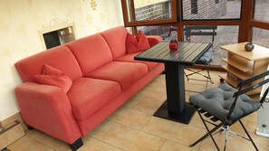 TV connectée, lecteur de DVD, livres, médiathèque