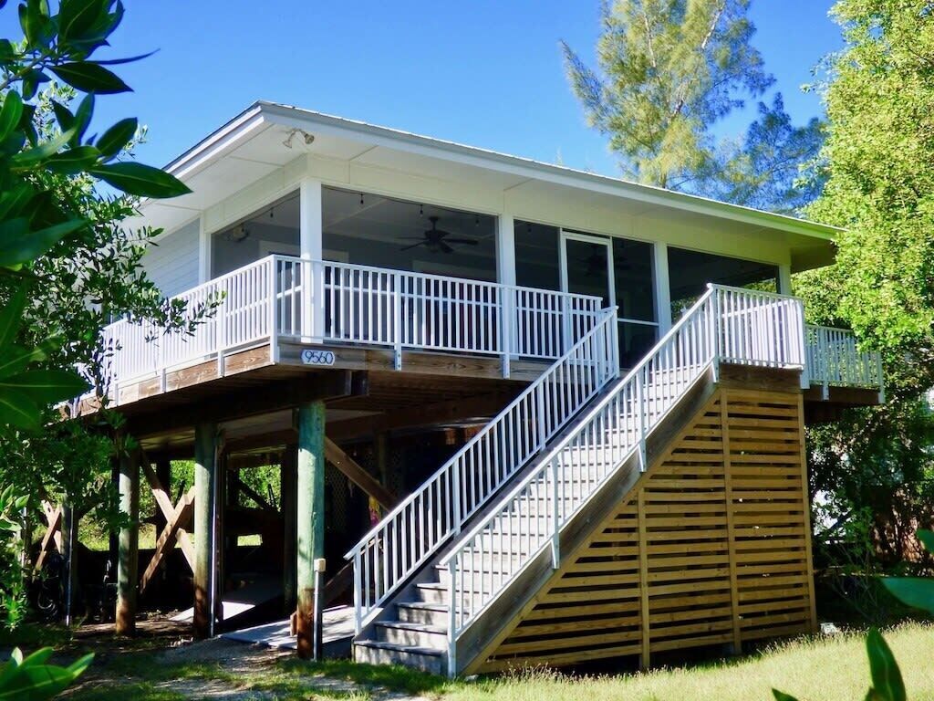 Hummingbird Villa: Lovely home with golf cart, dock slip and loads of privacy!