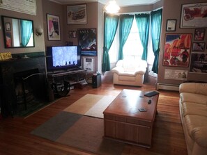 Smart-TV, Kamin, DVD-Player, Bücher