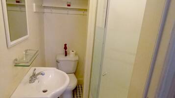 Badewanne, Haartrockner, Handtücher, Seife