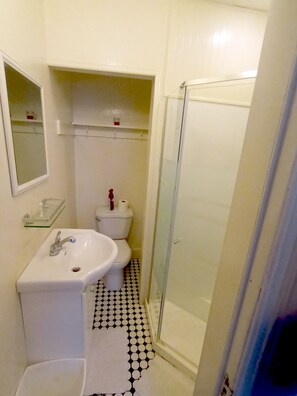 Badewanne, Haartrockner, Handtücher, Seife