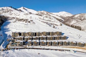 Exterior - Ski-in/Ski-out! Luxury Amenities, Hot Tub, Wi-Fi & epic Canyons Village location (Park City)