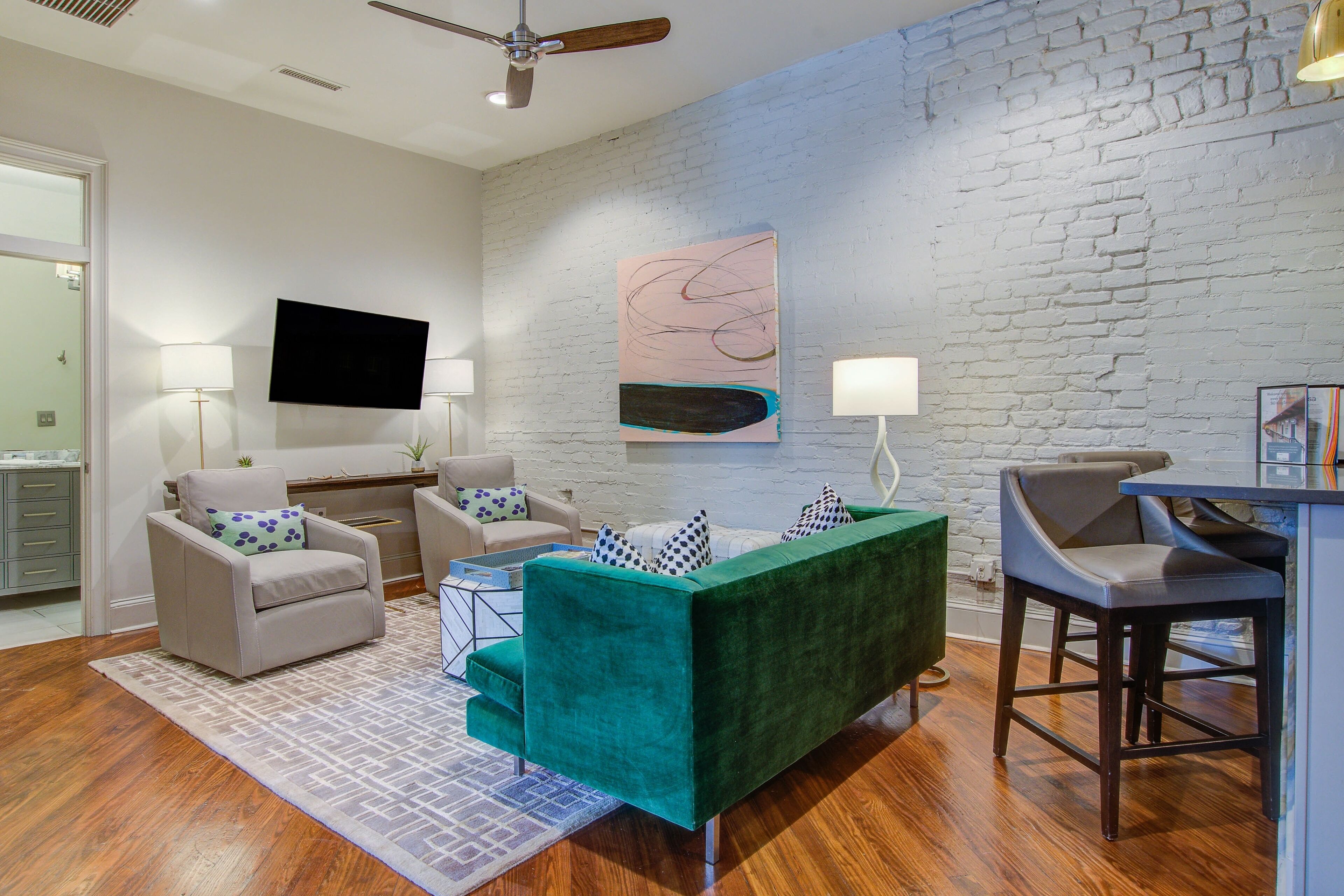 Beautiful home with modern design, full kitchen & great location