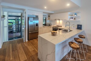 Microwave, oven, stovetop, dishwasher - Shorelines 31 Hamilton Island - oceanviews, golf buggy and transfers (Hamilton Island)