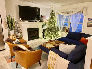 Smart TV, chimenea, futbolito y tenis de mesa