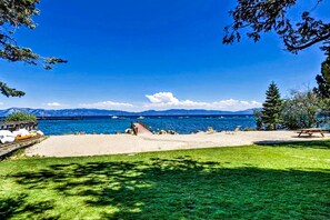 Beach - Cozy & contemporary, family-friendly home w/ free WiFi & a private washer/dryer (Tahoe City)
