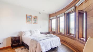 4 bedrooms, desk, free WiFi, bed sheets