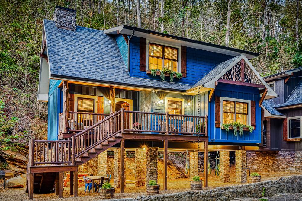 Luxury Creekside Chalet w\/ a Private Hot Tub - Walk to Downtown Gatlinburg