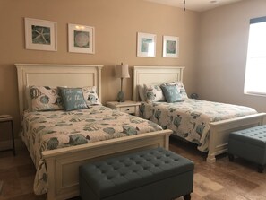3 chambres, bureau, fer et planche à repasser, lit de bébé portatif