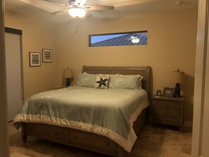 3 chambres, bureau, fer et planche à repasser, lit de bébé portatif