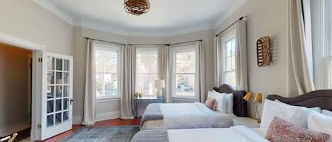 3 bedrooms, iron/ironing board, internet, bed sheets