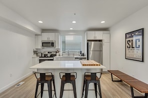 Een microgolfoven, een vaatwasser, een koffiezetapparaat/waterkoker