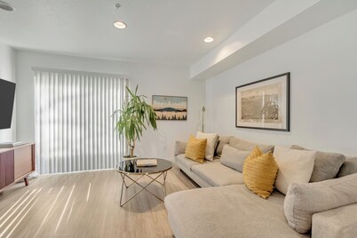 Granary District Downtown SLC - Modern Ski Escape Townhome 2BR/2.5BA +Garage