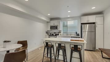 Micro-ondes, lave-vaisselle, cafetiĂšre/bouilloire