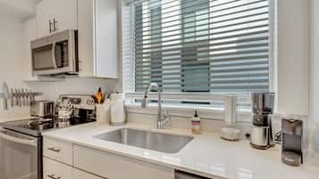 Micro-ondes, lave-vaisselle, cafetiĂšre/bouilloire