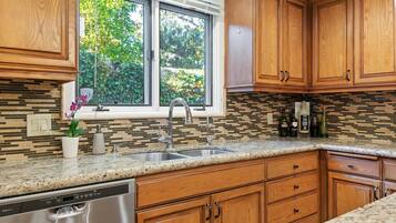 Coffee/tea maker, fridge, microwave, oven