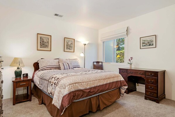 2 bedrooms, iron/ironing board, free WiFi, bed sheets - Enjoy the Beauty of Downtown Santa Barbara Walk Everywhere! (Santa Barbara)