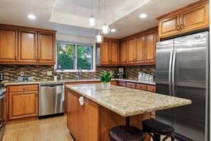 Frigorífico, microondas, horno y placa de cocina