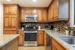 Fridge, microwave, oven, stovetop - Enjoy the Beauty of Downtown Santa Barbara Walk Everywhere! (Santa Barbara)