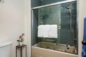 Baignoire, sèche-cheveux, serviettes fournies