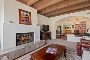 Smart TV, fireplace, DVD player, books - Enjoy the Beauty of Downtown Santa Barbara Walk Everywhere! (Santa Barbara)