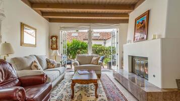 Smart TV, fireplace, DVD player, books
