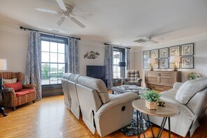 Smart TV, DVD player, books - Carmen- Historic Building with Modern Amenities! (Cedar Key)