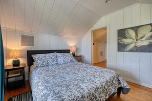 2 bedrooms, iron/ironing board, travel cot, free WiFi - Carmen- Historic Building with Modern Amenities! (Cedar Key)