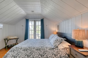 2 bedrooms, iron/ironing board, travel crib, free WiFi - Carmen- Historic Building with Modern Amenities! (Cedar Key)