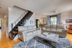 Smart TV, DVD player, books - Carmen- Historic Building with Modern Amenities! (Cedar Key)