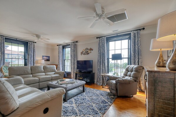 Smart TV, DVD player, books - Carmen- Historic Building with Modern Amenities! (Cedar Key)