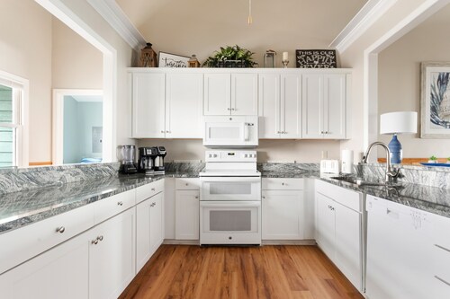 Hugo's Revenge - 4 Bedroom Beachfront!