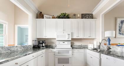 Hugo's Revenge - 4 Bedroom Beachfront!