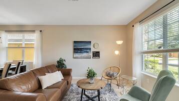 Smart TV, futbolito, videoteca y oficina