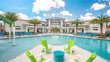 Alberca al aire libre y alberca climatizada