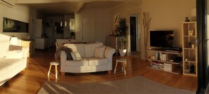 TV, DVD player, books, stereo - Waterfront with private jetty and sunset views. Boat access only. Pet friendly. (little wobby)