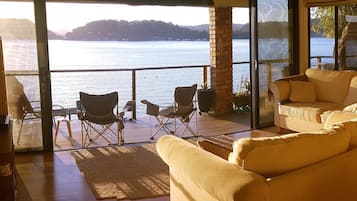 TV, DVD player, books, stereo