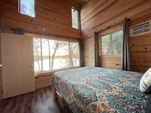 3 bedrooms, desk, WiFi, bed sheets