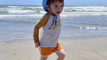 Beach nearby, sun-loungers, beach towels