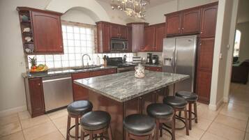 Frigorífic, microones, forn i placa de cuina