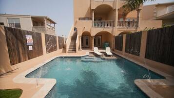 Piscina a l'aire lliure i piscina climatitzada