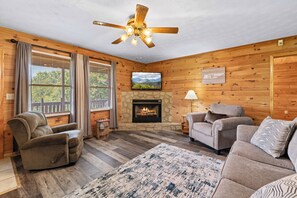 Flatskjerm-TV, peis og DVD-spiller